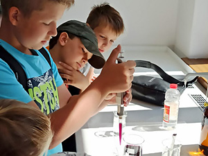 Scientists from the Laboratory of Ecochemistry and Environmental Engineering of the IB PAS reveal the secrets of their work to children